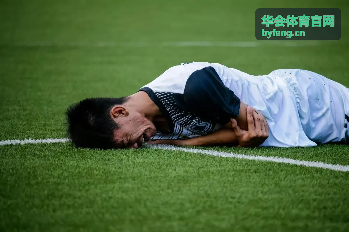 华会体育在运动场进行的职工足球联赛现场画面
